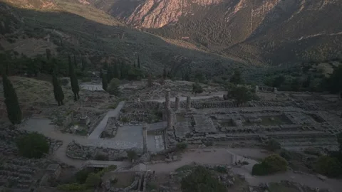 Aerial drone forward shot approaching the Temple of Apollo ruins in Delphi 库存影片 332974276