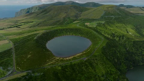 Aerial drone high-angle view of a perfectly circular volcanic crater lake 库存影片 335245487