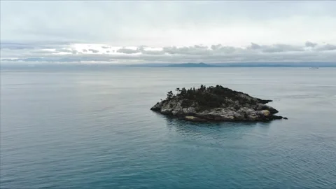 A aerial drone hyperlapse of the beautiful coastline with turquoise water on Stock-Footage 147066935