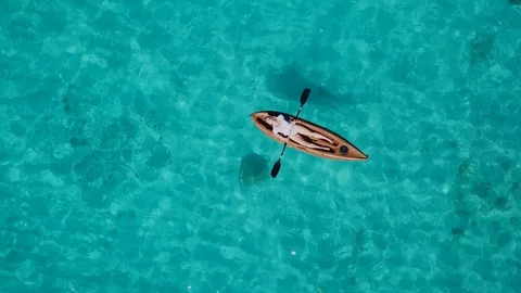 Aerial drone looking down at stunning clear blue ocean in Samoa 库存影片 107032377