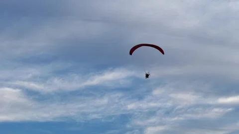 Aerial Drone Low Angle of Paragliding in Sky contrasted landscape, extreme sport 库存影片 328222865