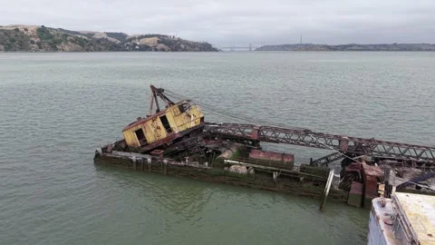 Aerial Drone Low Pass Over Abandoned Shipwreck on Carquinez Strait, 4K Vídeo Stock 337388066