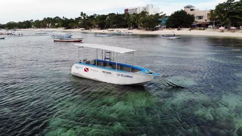 Aerial Drone Orbit of Dive Boat at Alona Beach, Panglao Bohol Philippines, 4K Vídeo Stock 335599951