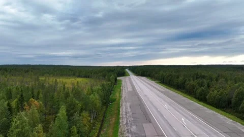 Aerial drone over E75 road through green taiga forest in Lapland Vidéo 331870397