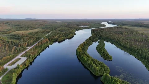 Aerial drone over Kitinen River and green taiga forest in late August Vidéo 332210038