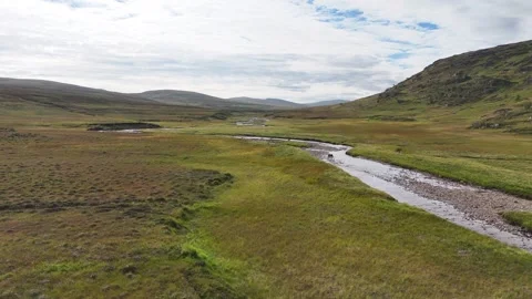 Aerial drone over winding river in Kåfjord Norwegian tundra Vidéo 331872125