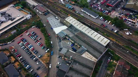 Aerial Drone Overhead View of Salisbury Railway Station Roof and Car Parks Vidéo 344012774