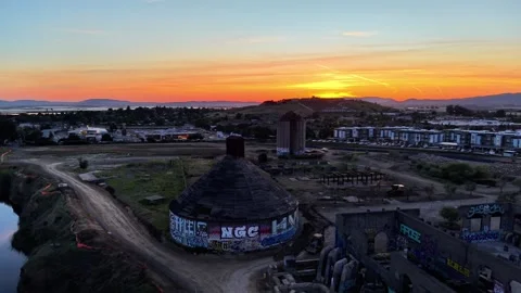 Aerial Drone Pan to Eastern Landscape at Sunset, Napa Valley Ruins, 4K Vídeo Stock 335259113