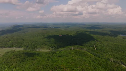 Aerial drone panoramic view of forested hills with winding roads in Peekskill Vídeo Stock 316022632