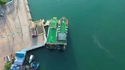 Aerial drone perspective capturing vibrant green ferries docked at a busy m.. Stock-Footage 337282272
