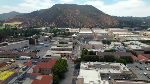 Aerial Drone Pull Back Over Famous Warner Bros Studio Lot Rooftops, Vidéo 199453887