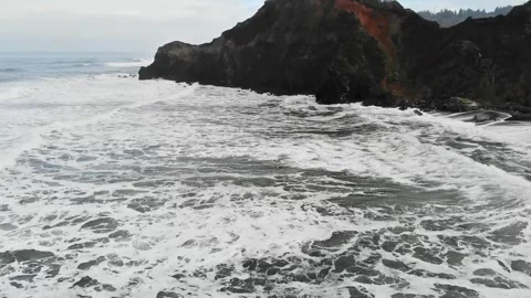 Aerial Drone Pull Back Over Crashing Waves, California Coast, 4K 库存影片 336350921