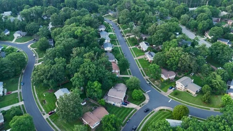 Aerial Drone Pull Back Over Suburban Residential Neighborhood Vidéo 342586995