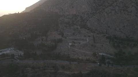 Aerial drone pull back reveal shot of the Temple of Apollo ruins in Delphi 库存影片 332973581