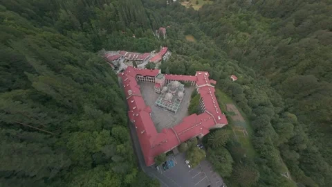 Aerial drone pullback revealing Rila Monastery surrounded by forest in Bulgaria. Vidéo 341468546
