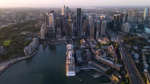 Aerial drone pullback reverse view of Sydney City from above Sydney Harbour, NSW Vídeo Stock 255920110