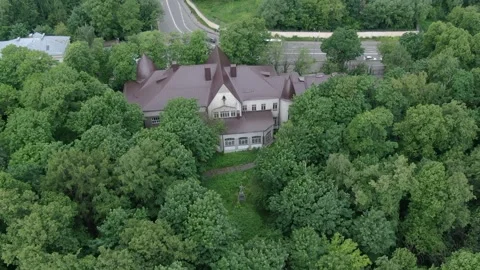 Aerial drone pulling away from house in greenery Stock Footage 333484672