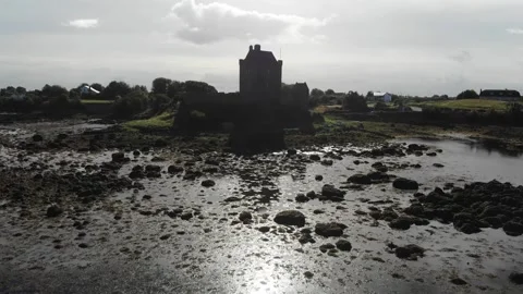 Aerial Drone Push In Over Water to Dunguaire Castle, Kinvara Ireland, 4K Vídeo Stock 334581258