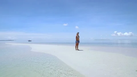 Aerial drone quad copter: Young tourist woman wearing virtual reality headset wa Vídeo Stock 199621817
