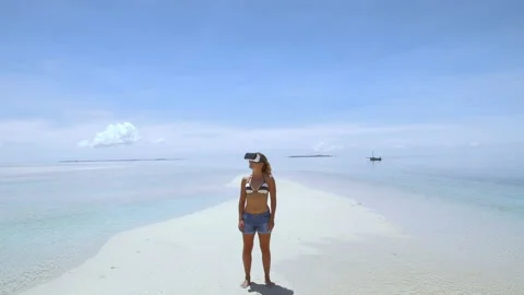 Aerial drone quad copter: Young tourist woman wearing virtual reality headset wa Stockbeeldmateriaal 199622153