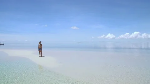 Aerial drone quad copter: Young tourist woman wearing virtual reality headset wa Stock-Footage 199622161