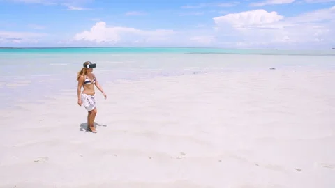 Aerial drone quad copter: Young tourist woman wearing virtual reality headset wa Video stock 199623408