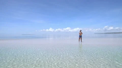 Aerial drone quad copter: Young tourist woman wearing virtual reality headset wa Vídeos de archivo 199623948