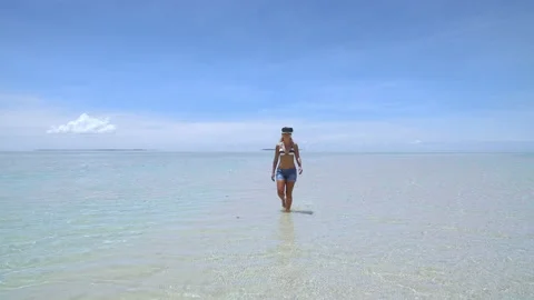 Aerial drone quad copter: Young tourist woman wearing virtual reality headset wa Stockbeeldmateriaal 199624061