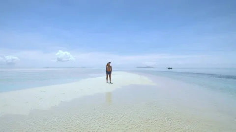 Aerial drone quad copter: Young tourist woman wearing virtual reality headset wa Stockbeeldmateriaal 199624075