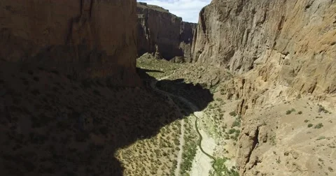 Aerial drone sccene of big canyon in dry climate, chubut, argentina. Vidéo 59303407