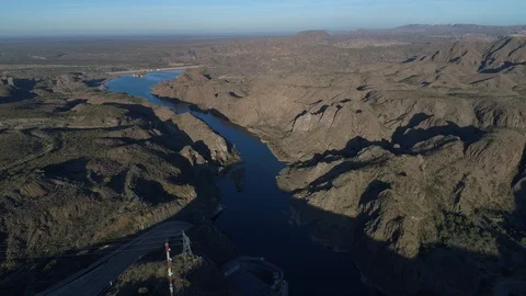 Aerial drone scene descending over lake discovering hydroelectric Dam structure Vidéo 98154853