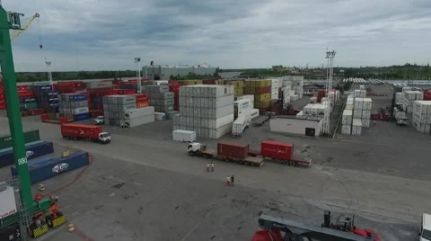 Aerial drone scene flying in between trucks, containers and workers Vídeo Stock 59957118