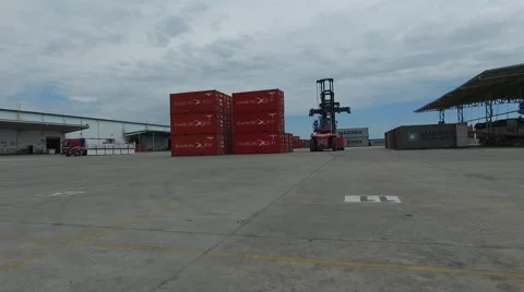 Aerial drone scene form an import export harbor parking, camera flat to the grou Vídeo Stock 59941474
