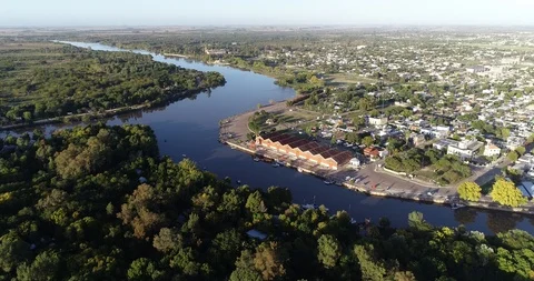 Aerial drone scene of panoramic view of cityscape descending inside delta forest Stockbeeldmateriaal 119016658