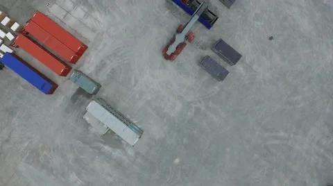 Aerial drone scene while workers are prepairing a shipping, camera moving downwa Vídeo Stock 59964678