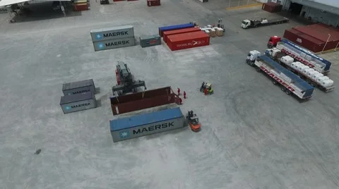 Aerial drone scene while workers are prepairing a shipping Vídeo Stock 59982450