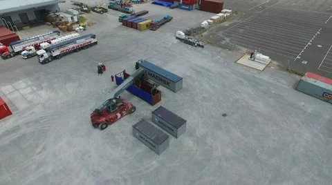 Aerial drone scene while workers are prepairing a shipping Vídeo Stock 59983389