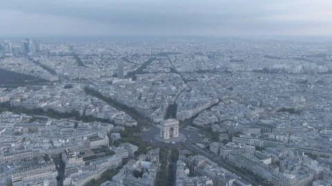 Aerial Drone shot of the Arc de Triomphe in Paris, France on a cloudy day Vidéo 114617533
