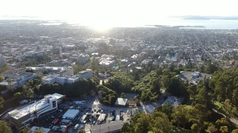 Aerial Drone Shot Berkeley Cityscope Sunset 스톡 동영상 131975106