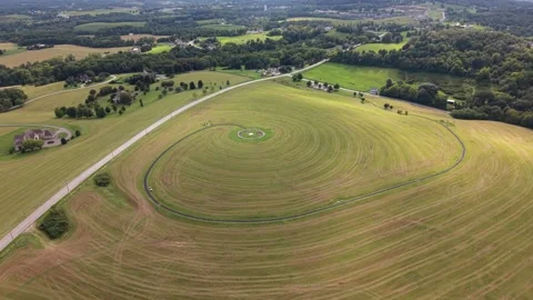An aerial drone shot capturing Highpoint Scenic Vista showing circular walking 库存影片 345125889