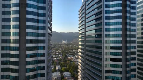 Aerial Drone shot of Centaurus Mall in Islamabad, one of the largest shopping Vidéo 270325914