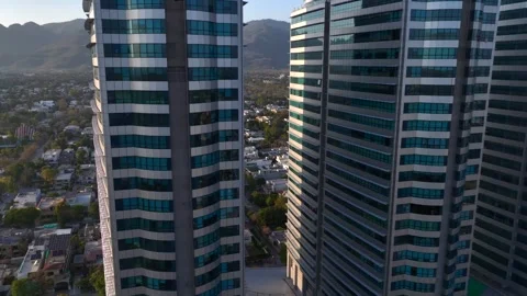 Aerial Drone shot of Centaurus Mall in Islamabad, one of the largest shopping Vidéo 270325939