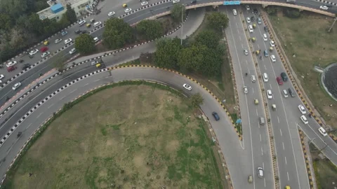 Aerial drone shot displaying the continuous movement of vehicles on a Delhi Vídeos de archivo 305831532