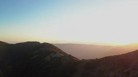 Aerial drone shot flying forward approaching a mountain ridge in Video stock 131796014