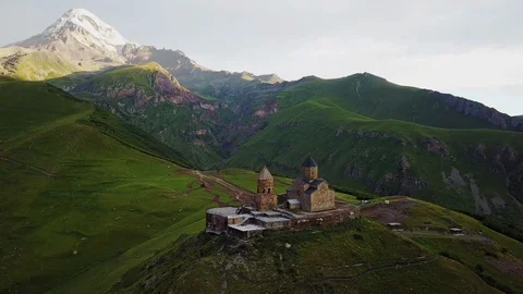 Aerial Drone Shot of Gergeti Trinity Monastery Kazbegi Georgia with Beautiful Mo Vídeos de archivo 123340985