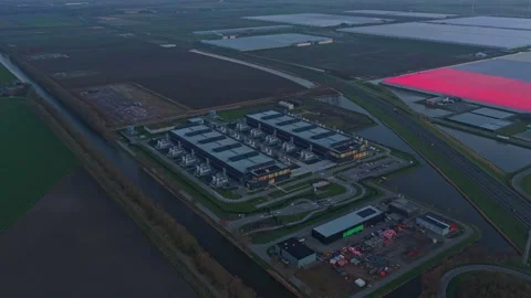 Aerial drone shot of a massive data center complex surrounded by water canals Vídeos de archivo 332680768