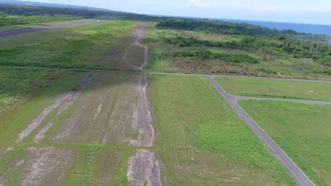 Aerial Drone Shot Moving Forward Over Open Rural Land and Tropical Scenery 4K Vídeos de archivo 337598369