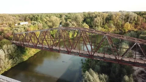 Aerial drone shot of old rusty iron disused railway bridge over the river. Vídeos de archivo 150363036
