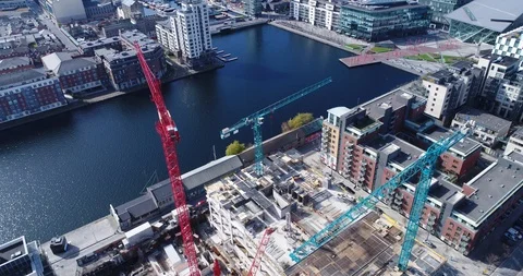 Aerial Drone Shot Over Cranes at Grand Canal Docks &amp; Bord Gais Energy Ireland. Vídeo Stock 99237331