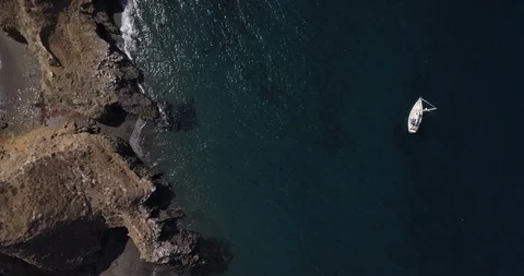 Aerial Drone Shot Overlooking Cliffs Vídeo Stock 98222409